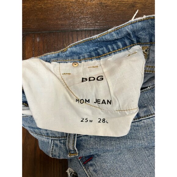 BDG Urban Outfitters Light Wash Destroyed Mom Jean Size  25 Waist 28 Length - Picture 6 of 10